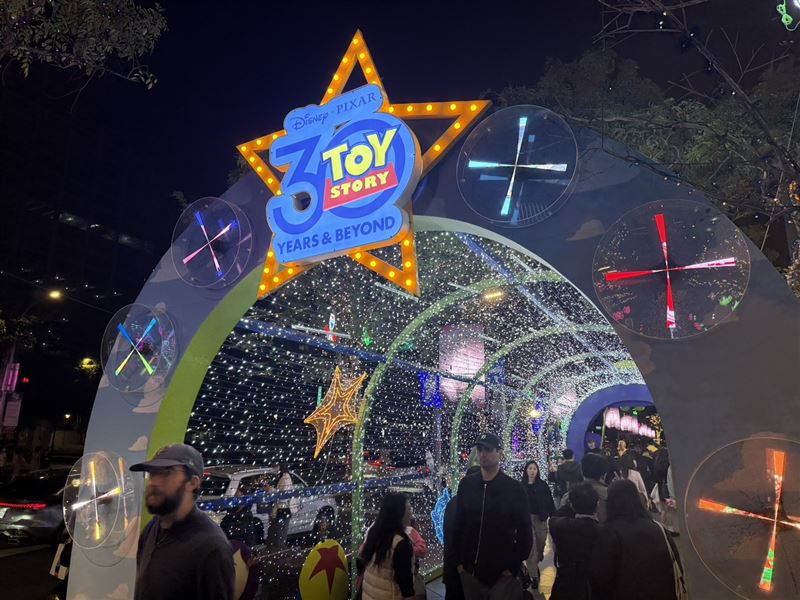 民眾至台北101「星際奇幻光廊」賞燈。（圖／現場拍攝提供）