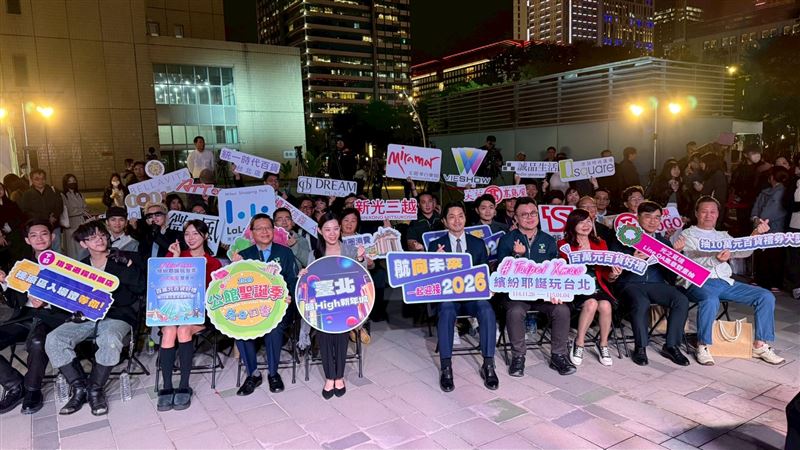 長官貴賓舉手拿牌大合照。（圖／現場拍攝提供）