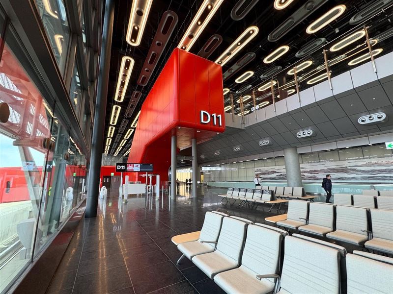 林國顯說明，新增北側八個大型登機門，可以增加桃機一年580萬人次的服務能量。（圖／翻攝自交通部次長林國顯臉書）