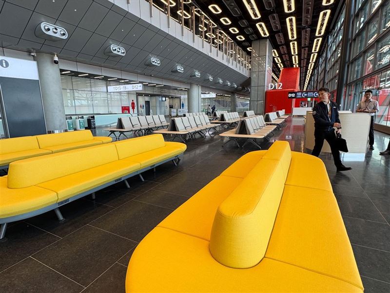 北燈廊廳候機處採用大量鮮艷顏色座椅。（圖／翻攝自交通部次長林國顯臉書）