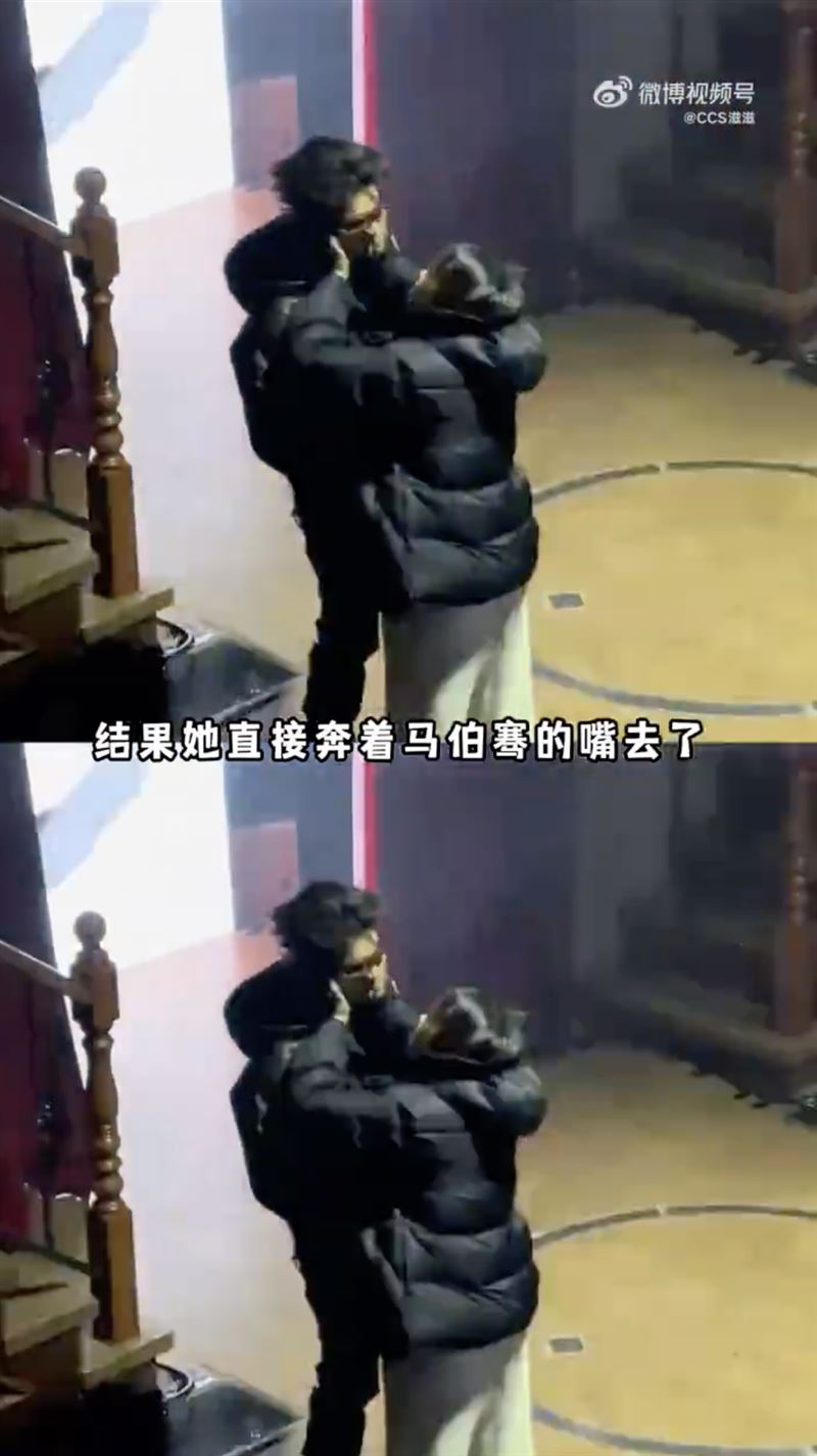 馬伯騫演出時遭瘋狂女粉絲強吻。（圖／翻攝自微博）
