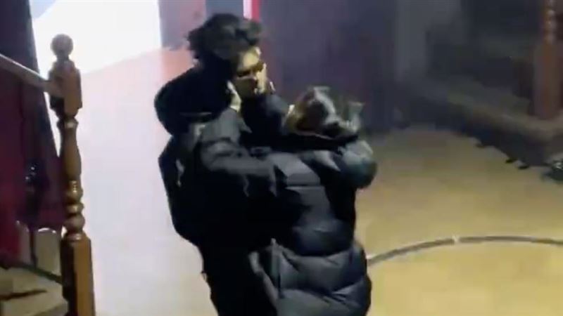 「趙露思哥哥」突被強吻　離譜過程全被拍