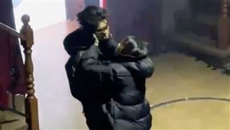 「趙露思哥哥」突被強吻　離譜過程全被拍