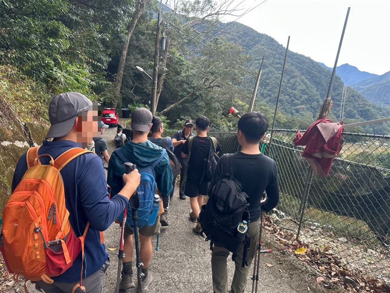 8人登山隊遭虎頭蜂攻擊，6人掛彩送醫。（圖／翻攝畫面）