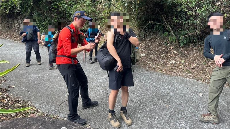 登山遭虎頭蜂攻擊！他被螫15傷險痛暈送醫