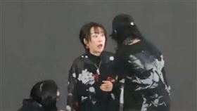 大槻真希被兩個工作人員搶走麥克風，並趕她下台，讓她當場露出驚訝表情。（圖／翻攝自矢板明夫臉書）