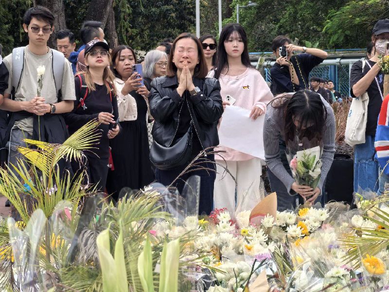 香港宏福苑26日發生奪命大火，30日下午，香港市民到大火現場為死難者獻花哀悼