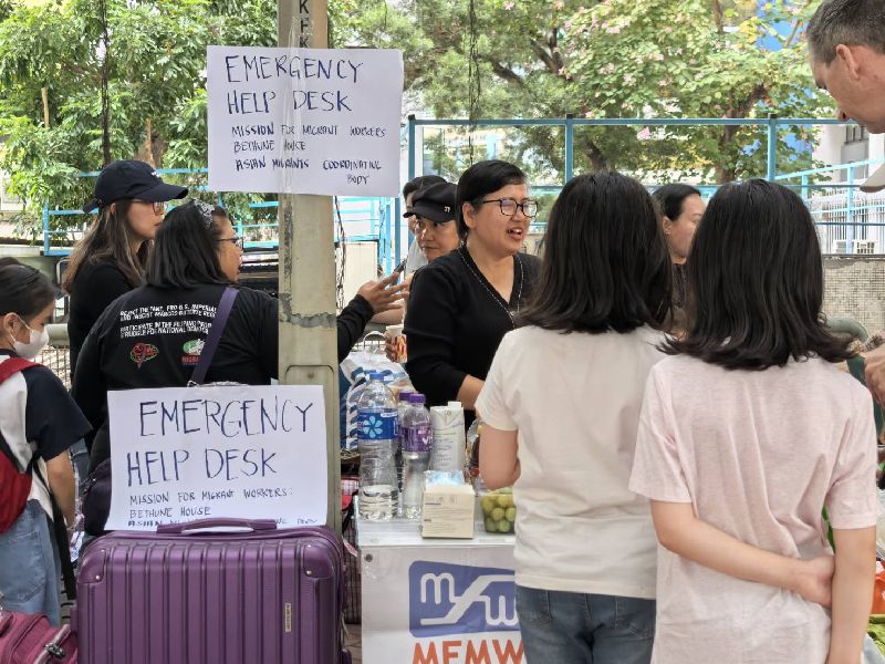 香港宏福苑大火，聯外傭多達30人。圖為菲律賓女傭組織在大火現場設立緊急救援中心，幫助受影響外傭家屬