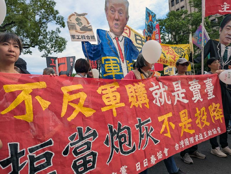 2025秋鬥遊行登場，30日下午從立法院出發，最後抵達凱達格蘭大道，參與者拉起布條表達訴求，批評國防特別預算高達約新台幣1.25兆元，可能會排擠教育、社會福利等預算