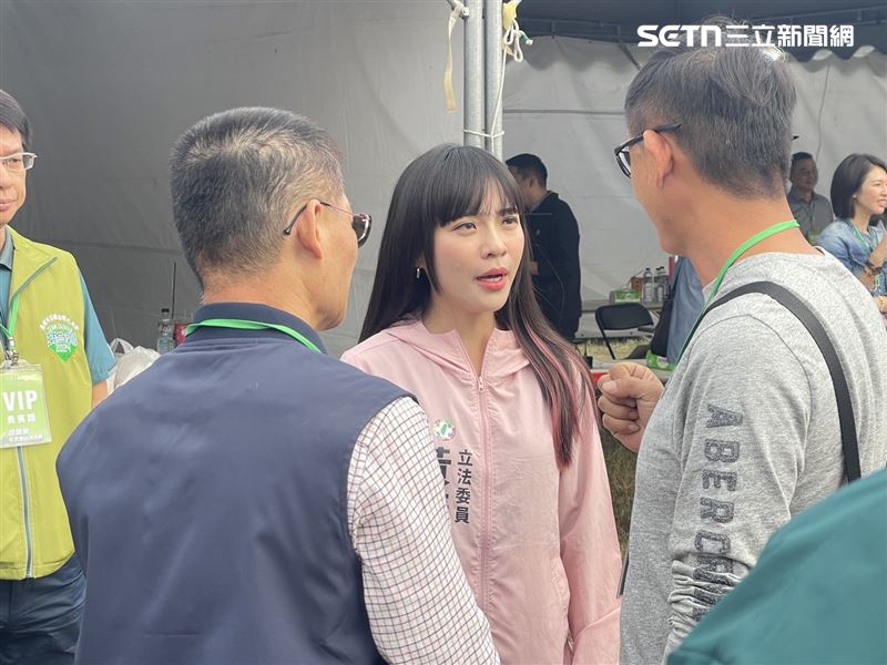 黃捷早早來到後台向百工百業代表問好。（圖／記者洪正達攝影）