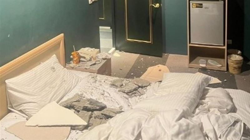男子入住桃園中壢區某旅館，卻被崩落的天花板砸傷。（圖／翻攝爆料公社）