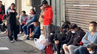 板凳大軍出動！千人排隊搶領媽祖月曆