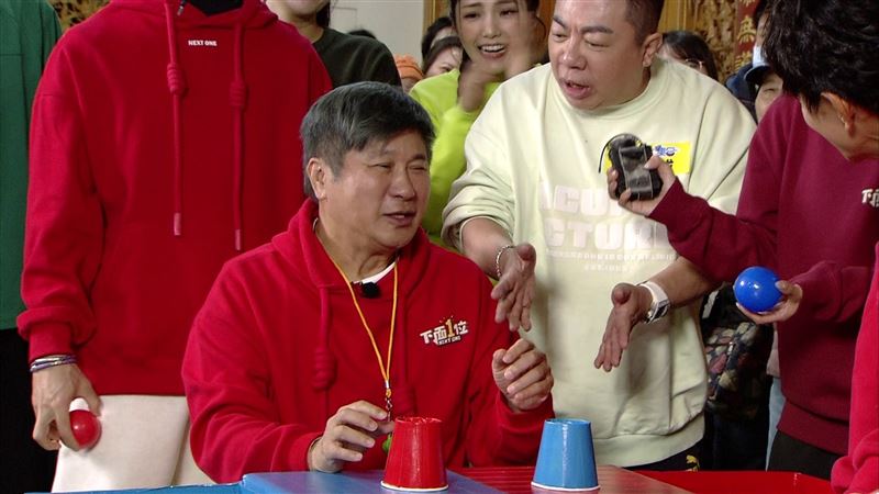 胡瓜（左）與董至成闖關。（圖／民視提供）