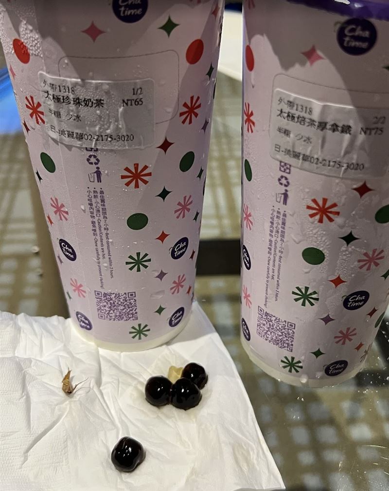 民眾喝飲料吸到異物，吐出來後發現是一隻完整的小蟑螂。（圖／翻攝自Google評論）