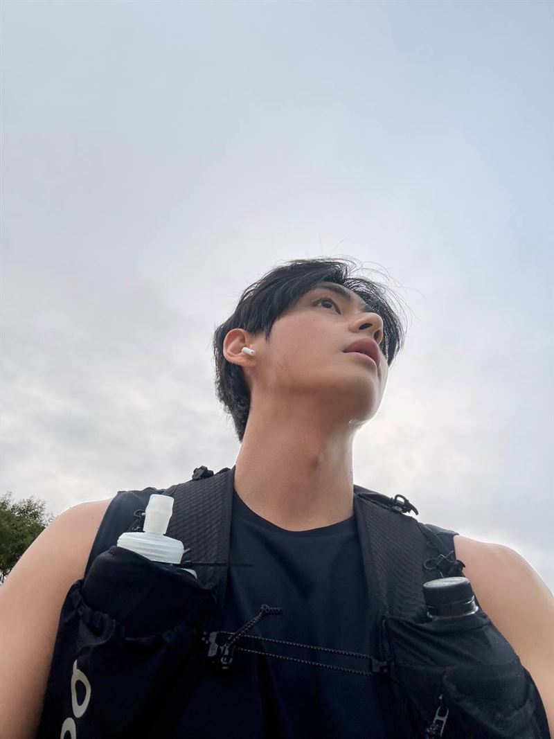 V在社群上發出自己跑步的照片，一路上都沒被粉絲認出。（圖／翻攝自IG @thv）