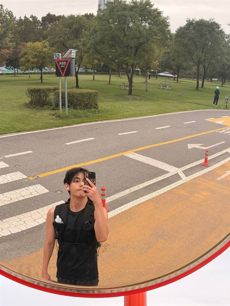 V在社群上發出自己跑步的照片，一路上都沒被粉絲認出。（圖／翻攝自IG @thv）