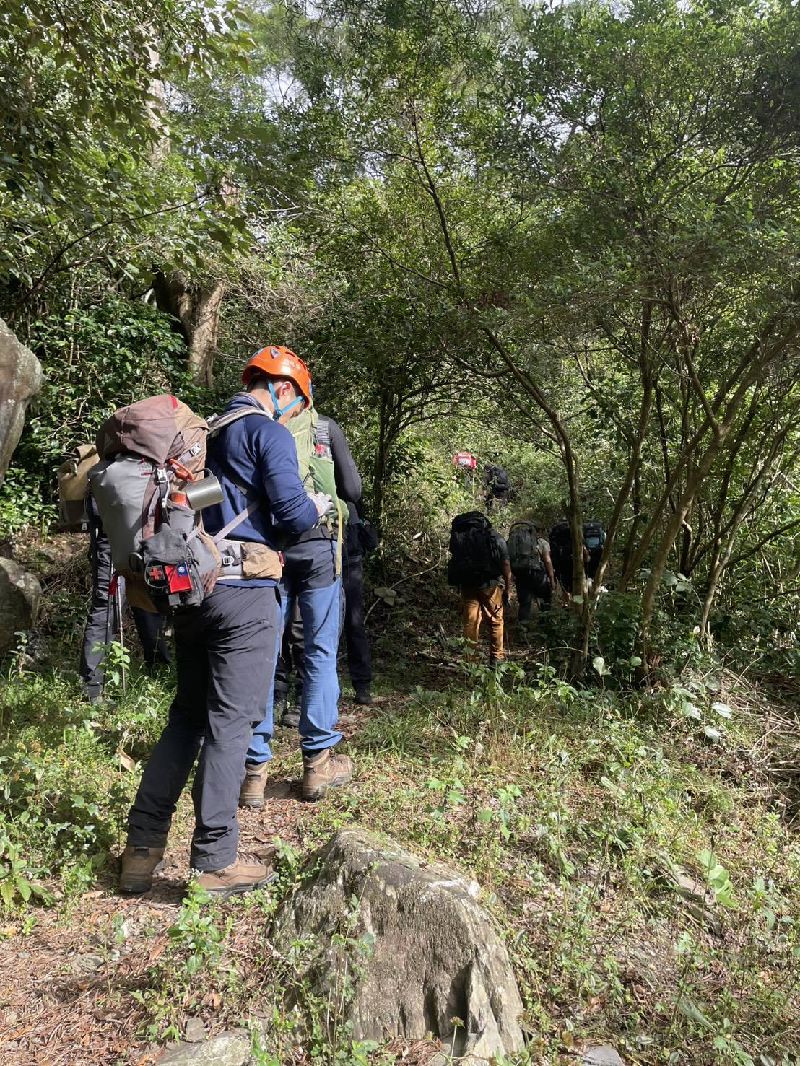 5名民眾徒步前往屏東縣霧台鄉舊好茶部落訪友，途中疑誤食具有毒性的大花曼陀羅，身體不適求助，30日在警消協助下平安下山。（屏東縣消防局提供）