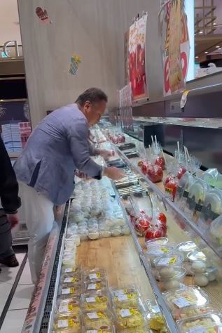 日本樂比亞總經理水元仁志親自到高雄分店補貨。（圖／翻攝自Threads @lopiatw.hanshin_official）