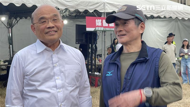 蘇貞昌上台前與邱議瑩夫婿，政務委員李永得互動。（圖／記者洪正達攝影）