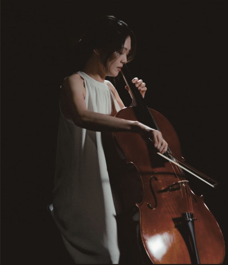 蜜雪花了快一年的時間密集練習大提琴，就只為了能完美拉出最想表達的情緒。（圖／唱戲世界娛樂提供）