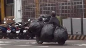 高雄騎士車上掛滿5大袋疑似資源回收物，警方透過網路畫面主動開罰。（圖／翻攝畫面）