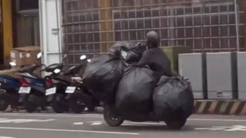 移動回收站？ 高雄騎士掛滿5大袋　罰金曝