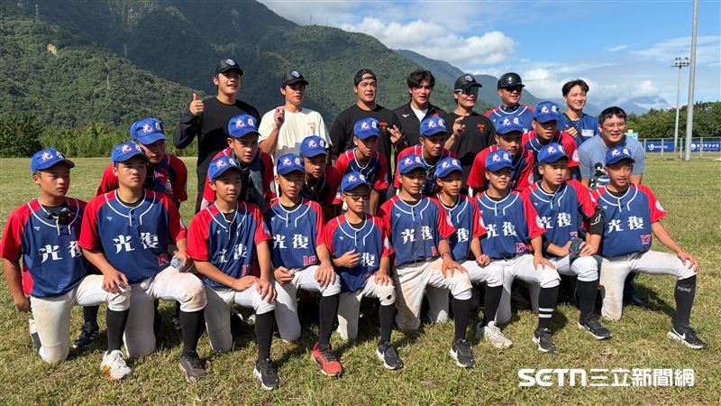 林智勝、王勝偉等職棒球員，在關懷盃勉勵關懷盃選手。（圖／記者張沛嘉攝影）