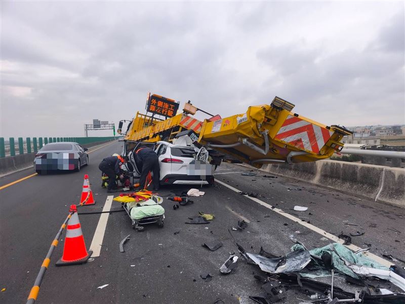 22歲男駕駛休旅車追撞工程車，當場無生命跡象送醫搶救。（圖／民眾提供）