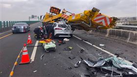 台61、死亡、車禍、休旅車、工程車、插入車底、22歲男、不治（圖／民眾提供）