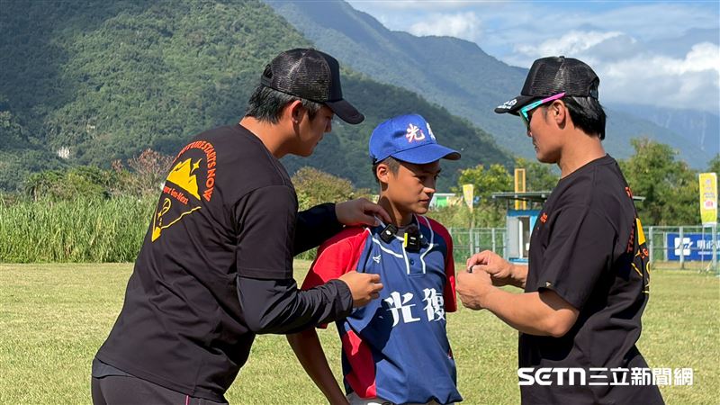 光復國中U12國手高聖凱炸裂單場雙響砲，王勝偉、拿莫．伊漾貼心幫忙帶麥克風。（圖／記者張沛嘉攝影）