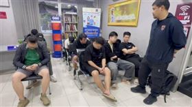 泰國警方近日突襲曼谷1處公寓，逮捕16名涉嫌國際詐騙的外籍人士，其中1名台男遭3案通緝，具資工背景，引起關注。（圖／翻攝自Khaosod）