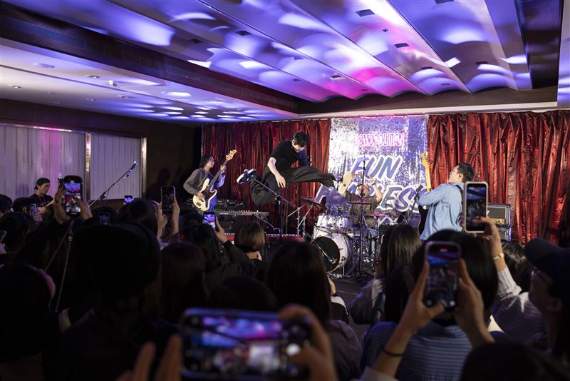 宇宙人嗨開睡衣趴。（圖／相信音樂提供）