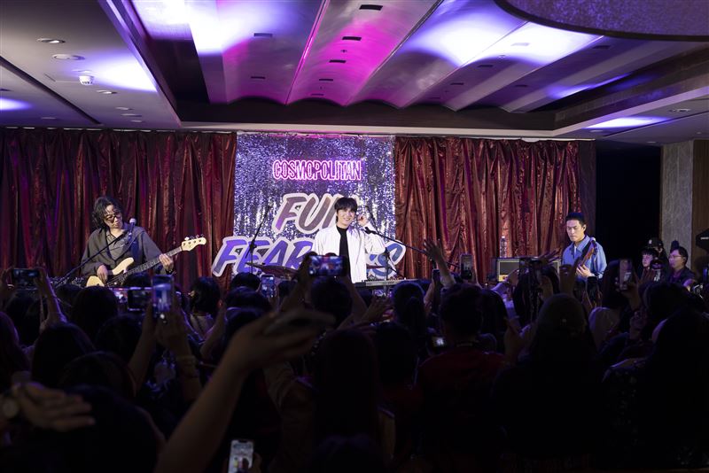 宇宙人初次體驗睡衣趴，笑喊像是在客廳開唱。（圖／相信音樂提供）