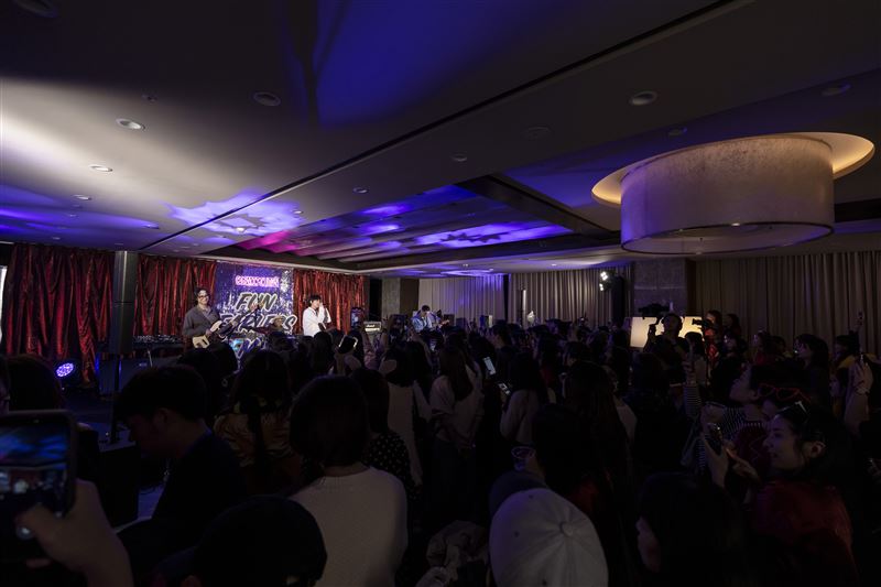 宇宙人開唱，全場粉絲隨音樂搖擺。（圖／相信音樂提供）