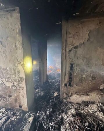 火場內部照片首度曝光，映入眼簾的是一片被烈焰摧毀殆盡的焦黑廢墟：天花板坍塌、牆面碳化剝落，原本的家具僅剩灰燼。（圖／翻攝文匯網）