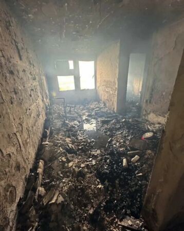 走廊房間全被厚厚的燒灼殘渣覆蓋，猶如進入煉獄般的死亡迷宮。（圖／翻社文匯網）