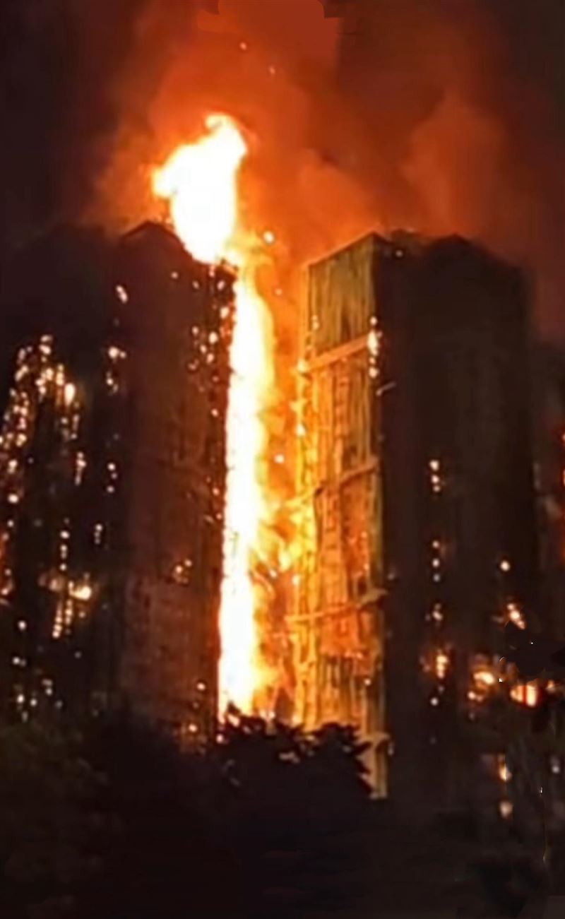 對於火警調查部分，香港警方指出，現場空間狹窄又積水，使得取證與搜查相當困難。（圖／翻攝自潘迎紫FB）