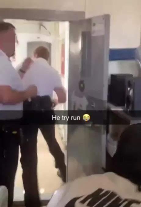 囚犯拍下，不只一名獄警在牢房內。（圖／翻攝自tiktok）