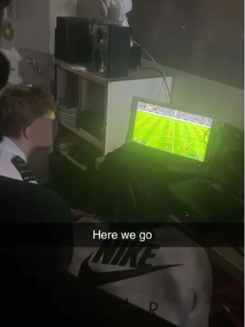 英國獄警竟和囚犯在牢房內玩電動，一旁還有人圍觀。（圖／翻攝自tiktok）