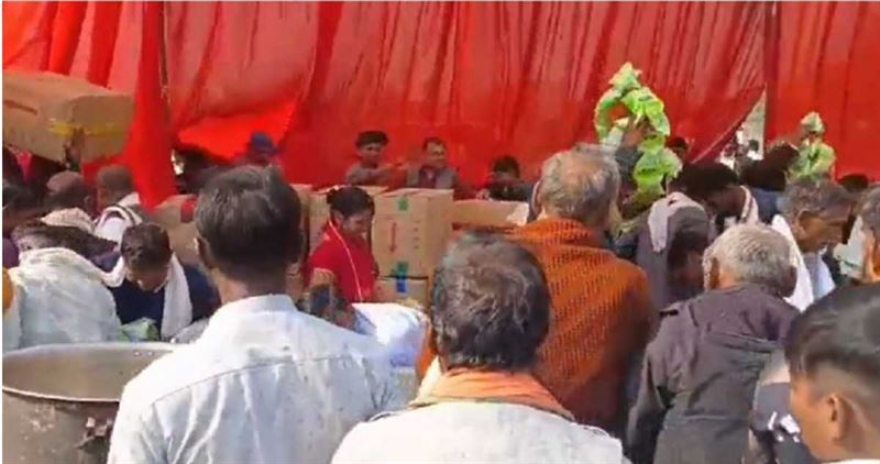 集體婚禮變「戰場」！印度383對新人剛完婚，賓客瘋搶洋芋片爆踩踏意外。（圖／翻攝自X @GaganPratapMath）