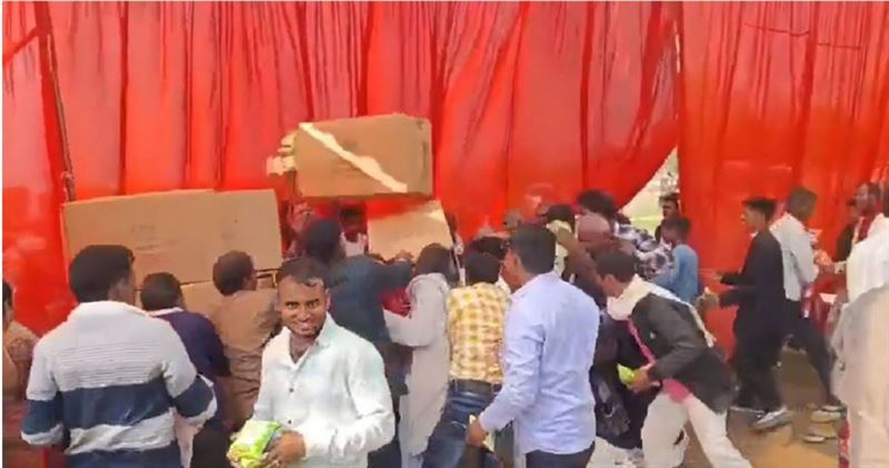 新郎也加入混戰，搶了數包洋芋片後，露出得意笑容，逃離婚禮現場。（圖／翻攝自X @GaganPratapMath）