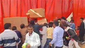 集體婚禮變「戰場」！印度383對新人剛完婚，賓客瘋搶洋芋片爆踩踏意外。（圖／翻攝自X @GaganPratapMath）