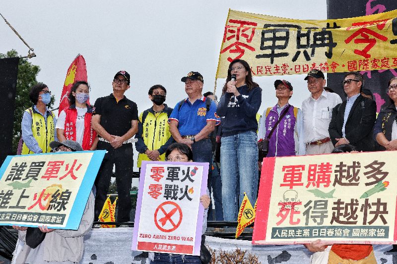 國民黨主席鄭麗文（前左6）30日下午出席「秋鬥宣言，反Lie求真」活動，上台致詞