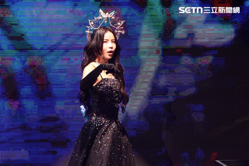 頌樂以女王造型登場，頭戴金屬皇冠。（圖／記者鄭孟晃攝影）