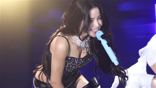 頌樂脫了只剩熱褲　唱一半口水嗆到粉笑翻