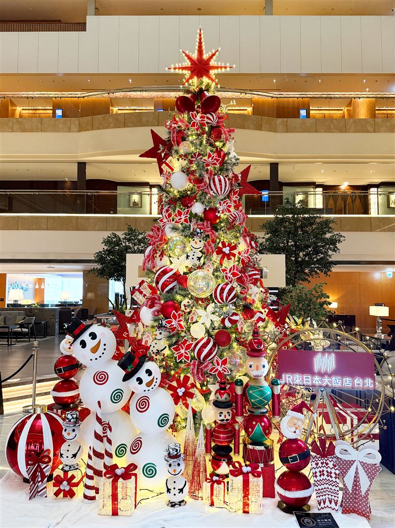 JR東日本大飯店台北「甜蜜聖誕嘉年華」的主題聖誕樹高3.5米，打造聖誕歡欣場景。（圖／飯店旅宿業者提供）