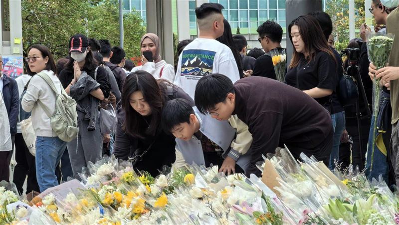 港火罹難增至146人　1.6公里人龍獻花致意