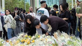 港火罹難增至146人　1.6公里人龍獻花致意