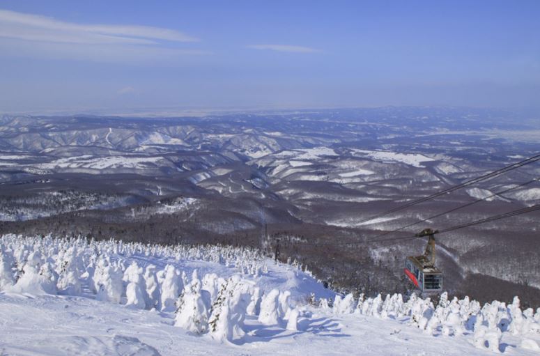 八甲田山樹冰在寒風中結成奇幻雪怪森林，層層冰雪映出深冬最壯麗的景觀。（圖／旅宿業者提供）