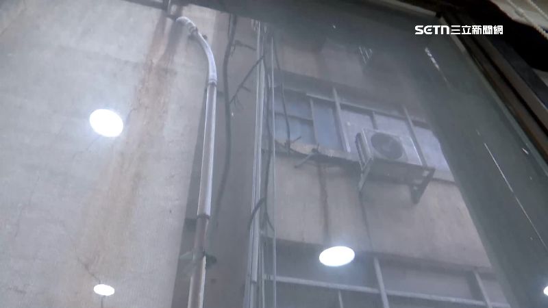 竊賊從外牆吊掛攀窗，一層一層往下偷